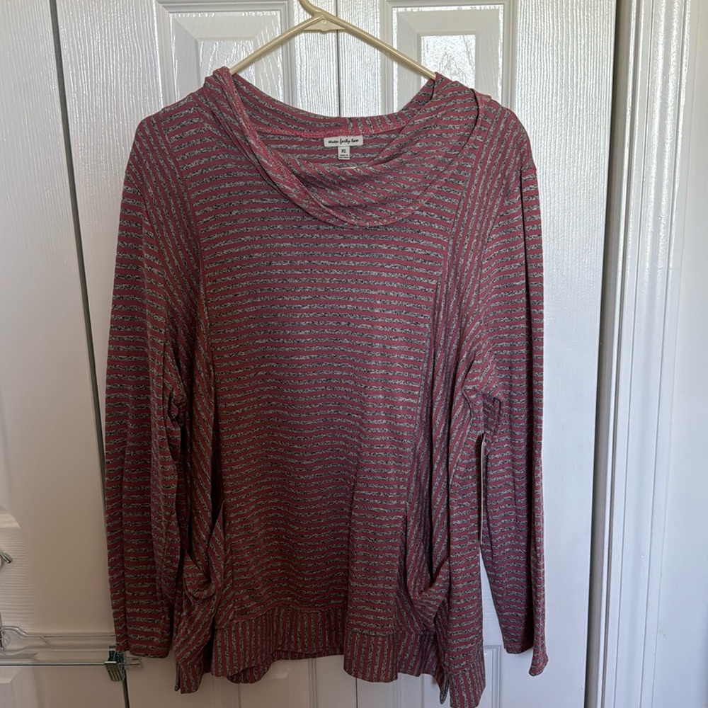 Cowl neck long sleeved tee with pockets. Size XL